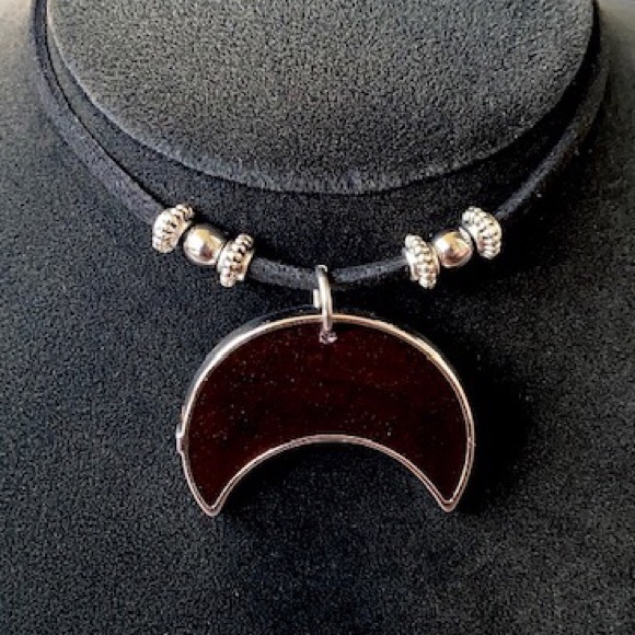 Dark red resin crescent moon leather necklace - Picture 6 of 13